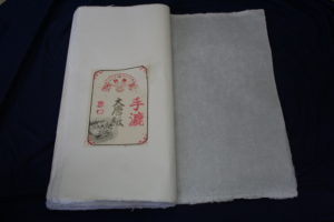 後藤紙店　ごかみ　斜子テープシミンエース手漉き美濃和紙 美濃和紙落水和紙bijutsushi 美濃和紙落水金箔入り和紙bijutsushi 楮１００㌫ 楮１００㌫美濃和紙　障子紙　わらび　伝統表装　薄美濃　美須紙　宇田紙　表装直し　しみ抜き 裏打ち　鳥の子　離宮　松苑　御幸　布裏　本紙裏　総裏　ホットメルト　　　　　　　とうき軸先　潤のり　防虫香　潤印　下張り　七福　聚楽　寒牡丹　月印雪印　 梅月　雲龍紙　提灯紙　落水紙　紅葉　笹　　楮紙　　　後藤紙店　ごかみ機械漉き和紙　美濃和紙　茶入り　薄緑　印刷可能　SDGｓカーボン二ュートラル